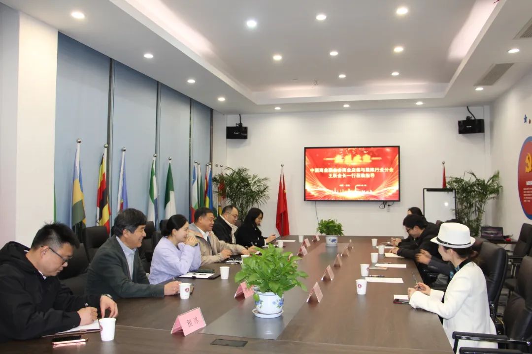中國商聯(lián)商業(yè)店裝與展陳行業(yè)分會(huì)會(huì)長王躍一行到訪浙江工商大學(xué)創(chuàng)業(yè)園參觀交流、共促發(fā)展